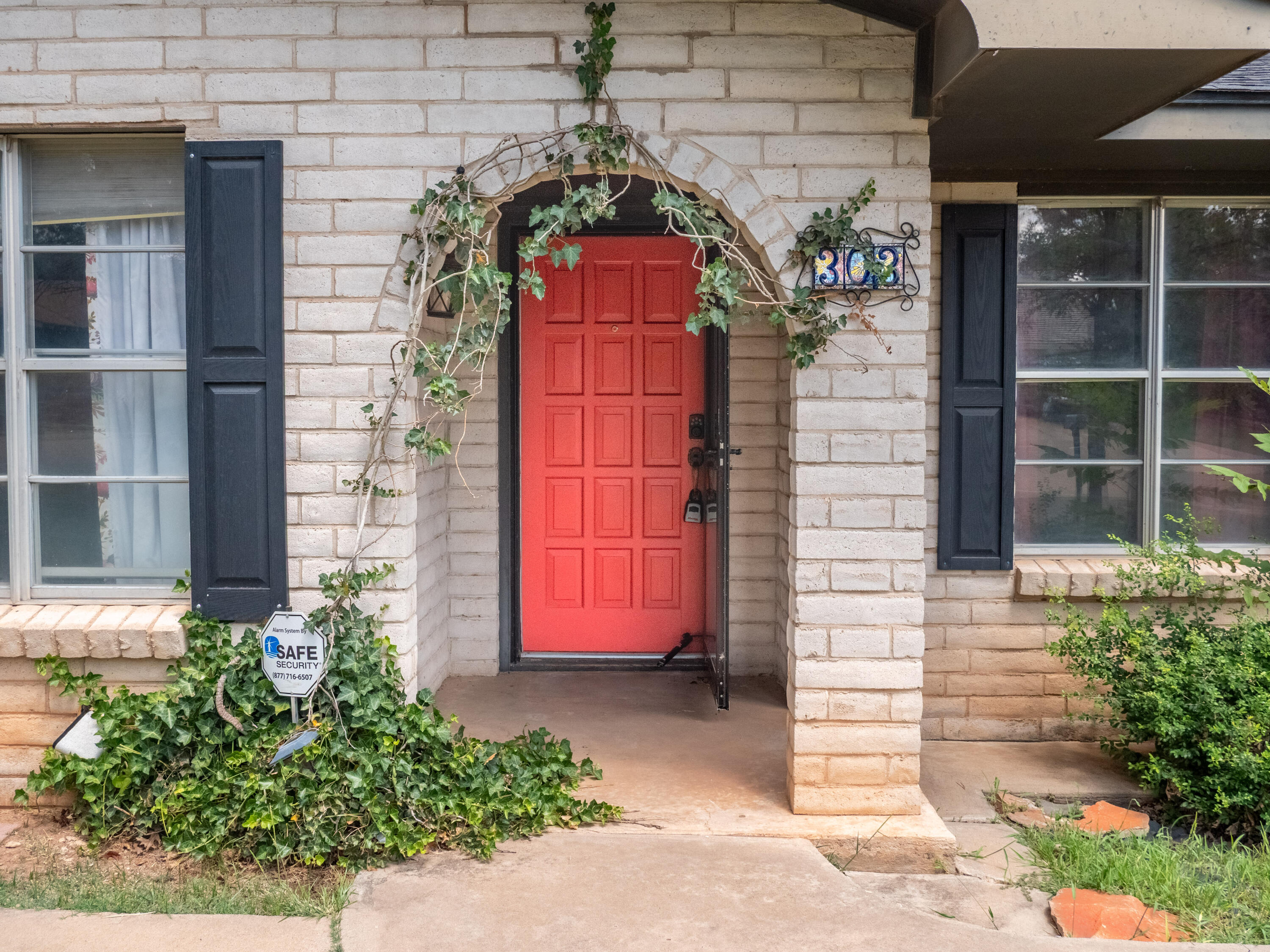 303 Comanche Trail Tulia, TX 79088 - Photo 4 of 37 a front view of a house with a yard