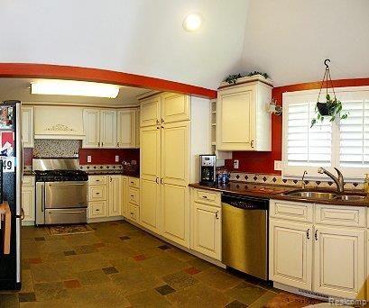 9623 Marshall Road South Lyon, MI 48178 - Photo 12 of 22 Kitchen_Still_2.jpg