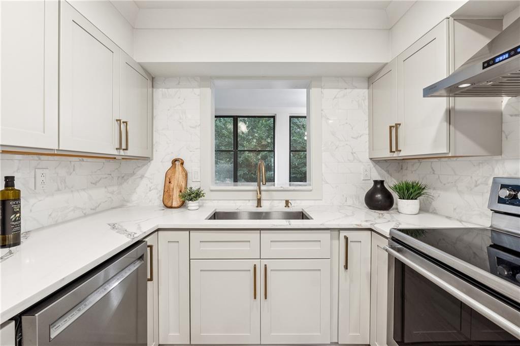 107 La Rue Place Northwest Atlanta, GA 30327 - Photo 9 of 29