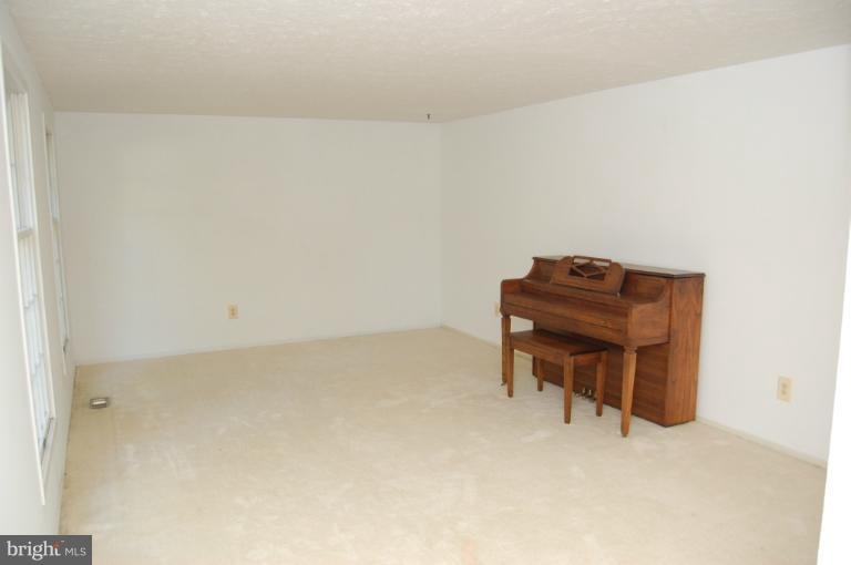 7580 Vogels Way Springfield, VA 22153 - Photo 16 of 23 Living Room