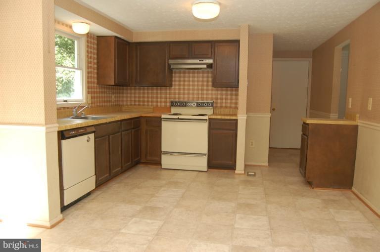 7580 Vogels Way Springfield, VA 22153 - Photo 17 of 23 Kitchen