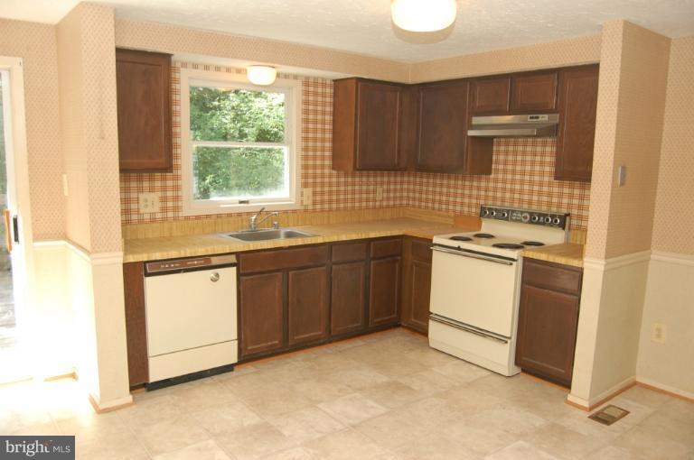 7580 Vogels Way Springfield, VA 22153 - Photo 20 of 23 Kitchen