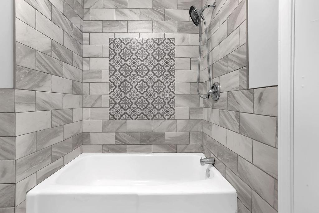 6520 Roswell Road, Unit 62 Atlanta, GA 30328 - Photo 24 of 34 a bathroom with a bathtub