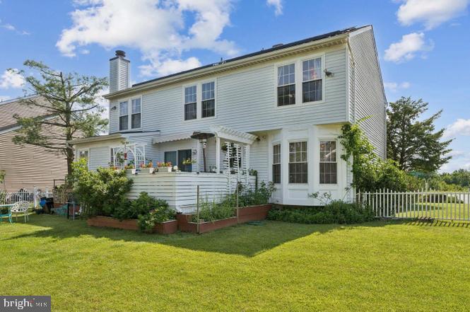2117 Cross Trails Road Baltimore, MD 21244 - Photo 4 of 30 Charming home with lush green yard.