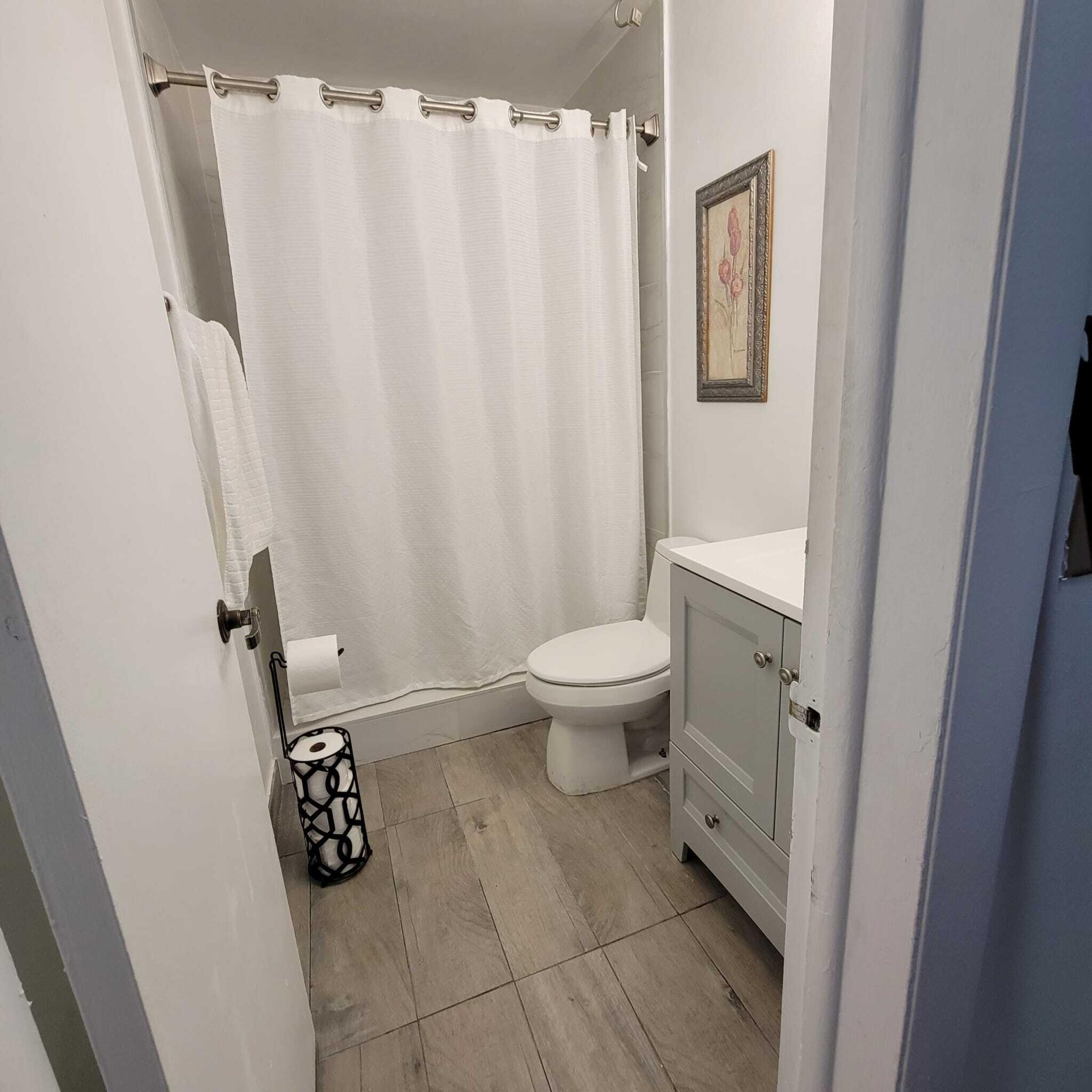 461 West 33rd Street Riviera Beach, FL 33404 - Photo 26 of 56 MARIA BATH OUT SIDE PIC 4