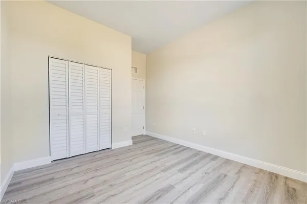 a view of a back yard