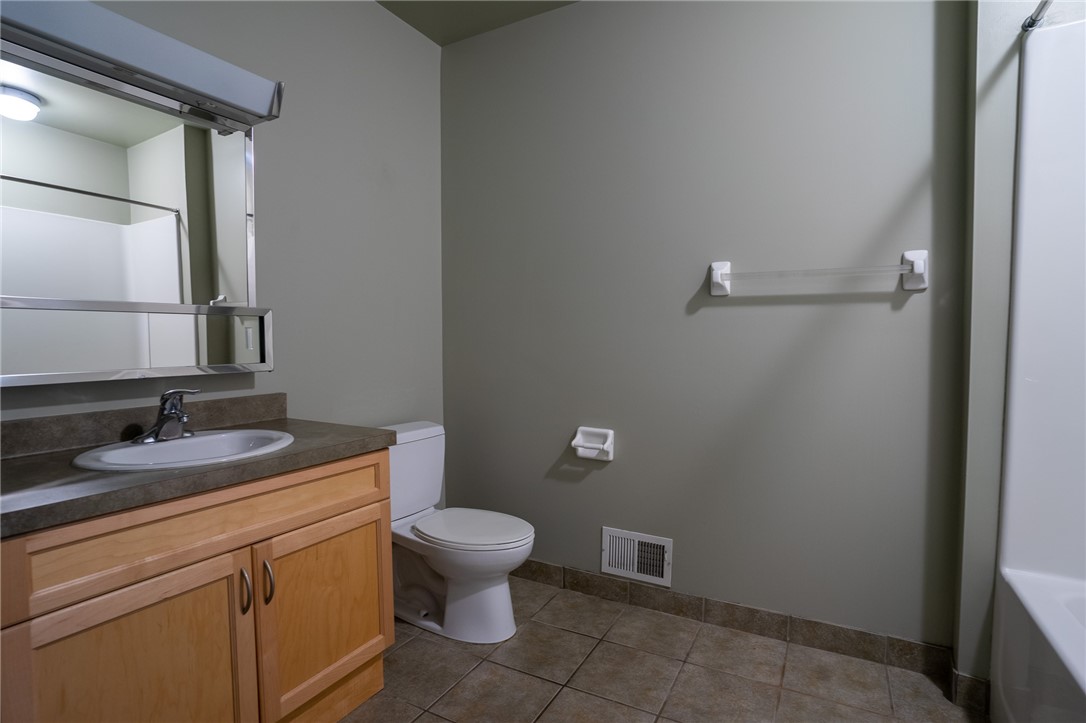 250 Exchange Boulevard, Unit 103 Rochester, NY 14608 - Photo 8 of 12 Typical full bathroom