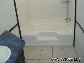 601 Parris Road Rutherfordton, NC 28139 - Photo 10 of 12 a bathroom with a bathtub