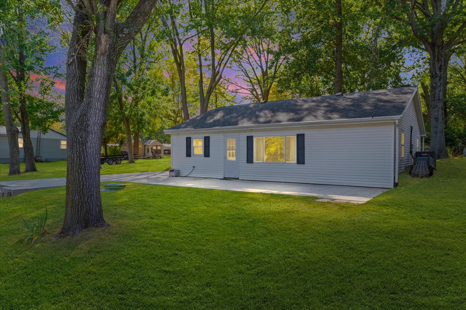 958 North 3555 East Road Neoga, IL 62447 - Photo 2 of 39 a backyard of a house with lots of green space