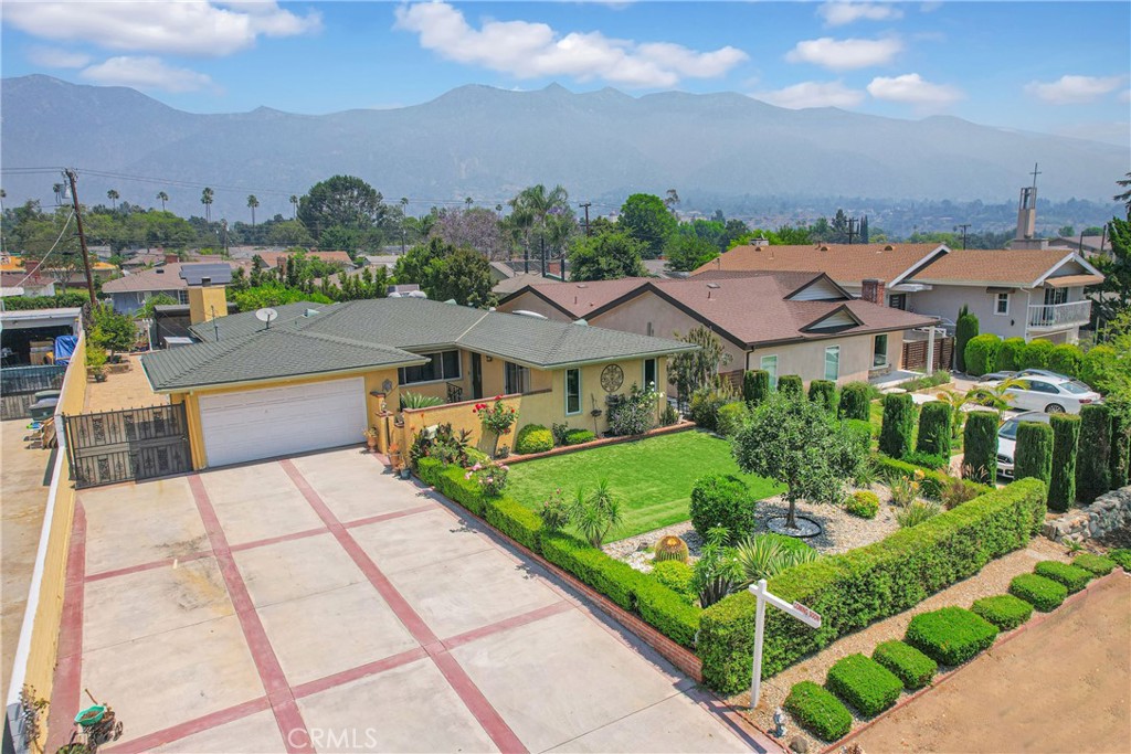 a view of multiple houses with a yard