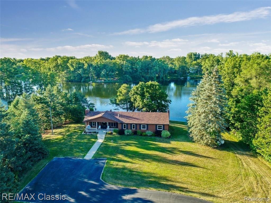 1498 Middle Road Highland, MI 48357 - Photo 5 of 34 76553150-4AB1-4B94-ABD3-27ED15641D98.jpeg