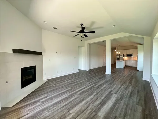 $2,400 | 577 Elm Grn Street, Hutto, TX 78634