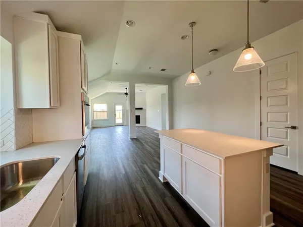 $2,400 | 577 Elm Grn Street, Hutto, TX 78634