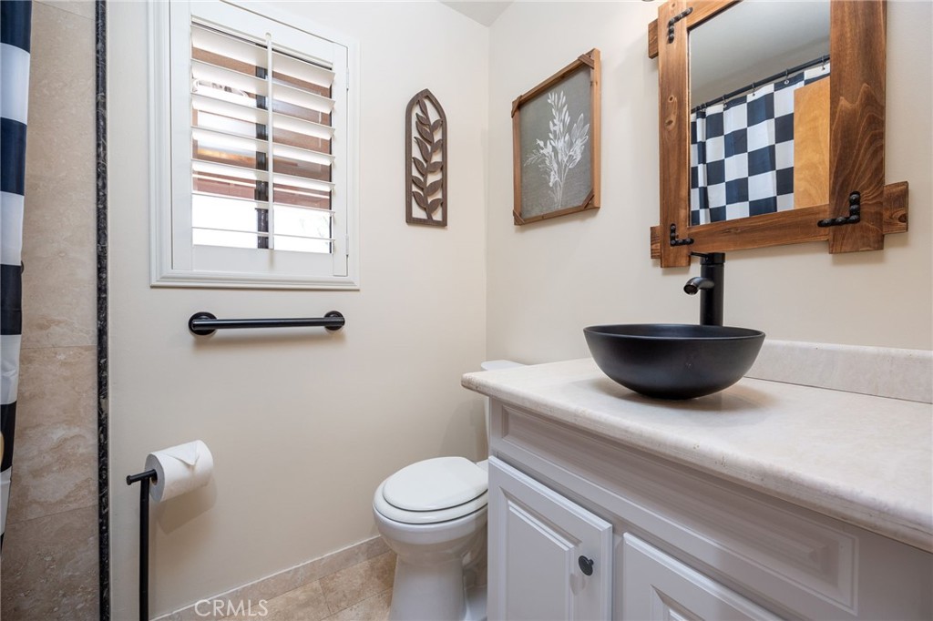 45540 Denizen Heights Road Hemet, CA 92544 - Photo 17 of 37 Downstairs bathroom