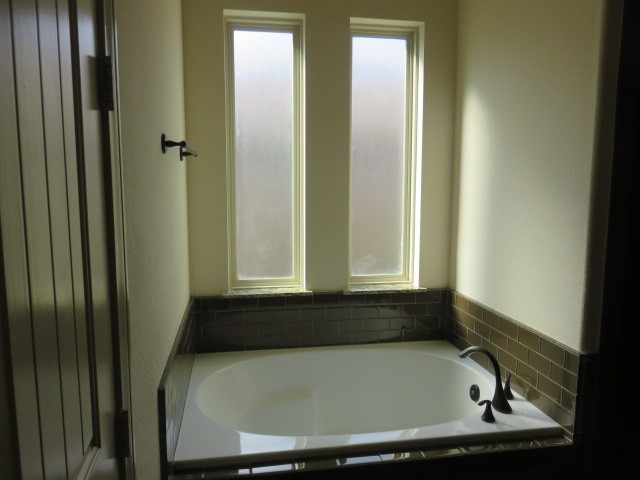 2607 Alan Lake Lane Spring, TX 77388 - Photo 18 of 42 a bathroom with a bathtub