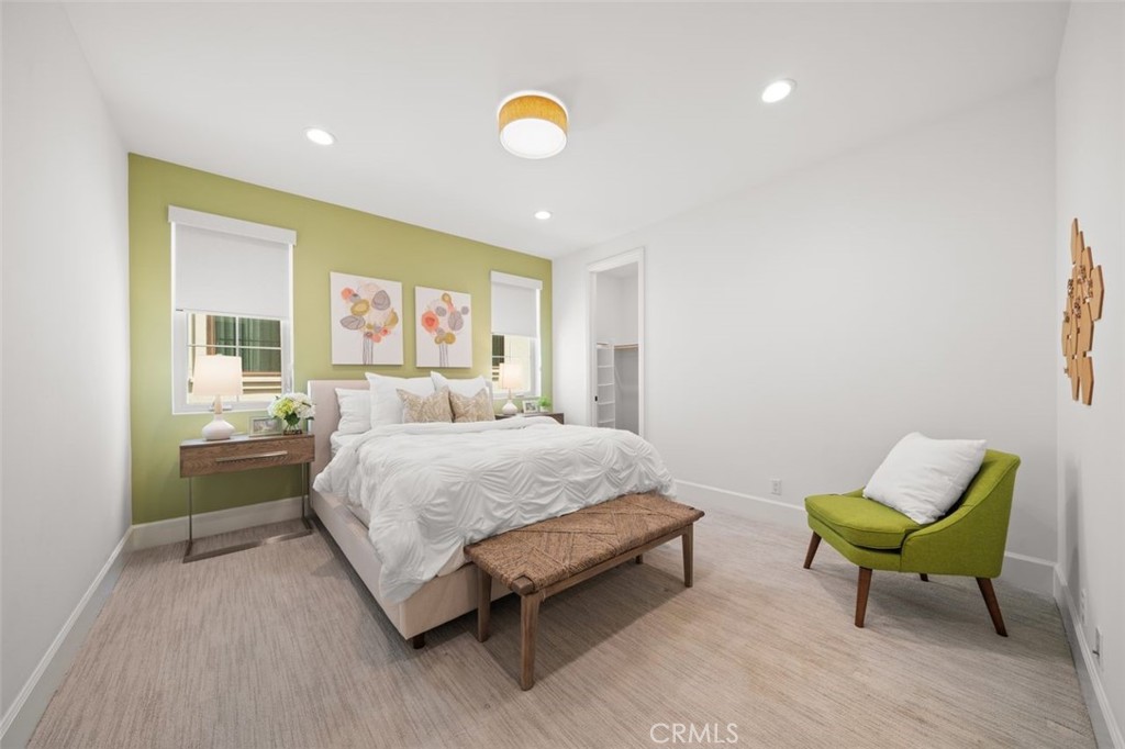 90 Rockinghorse Irvine, CA 92602 - Photo 19 of 30 a spacious bedroom with a bed and a chandelier