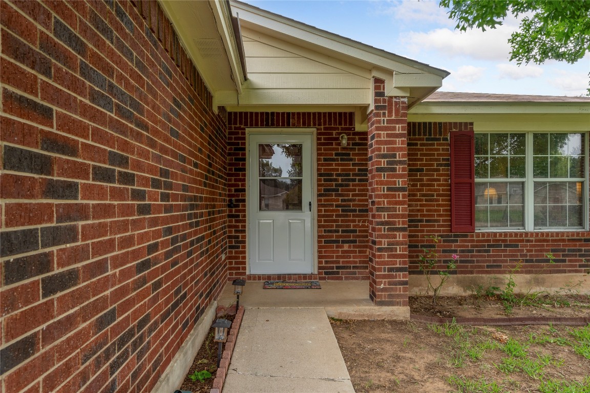 120 Grant Way Kyle, TX 78640 - Photo 2 of 19 Storm Door