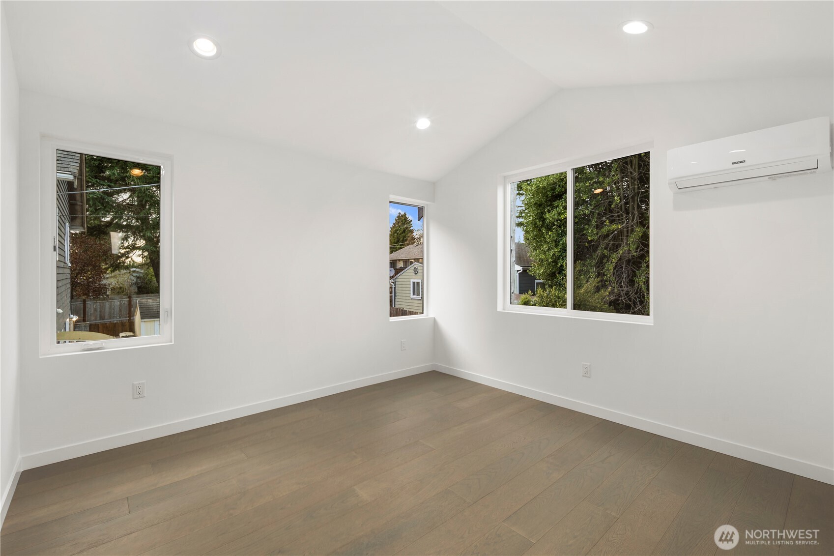 516 North 102nd Street Seattle, WA 98133 - Photo 12 of 18