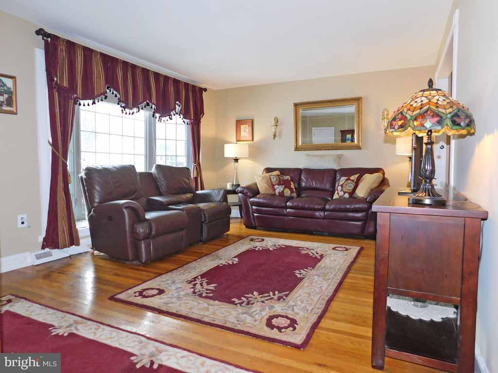 388 Parry Road Warminster, PA 18974 - Photo 3 of 25 Living Room