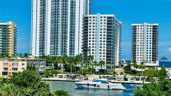 $2,000 | 800 Parkview Drive, Unit 506, Hallandale Beach, FL 33009