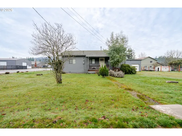a view of a house with a yard