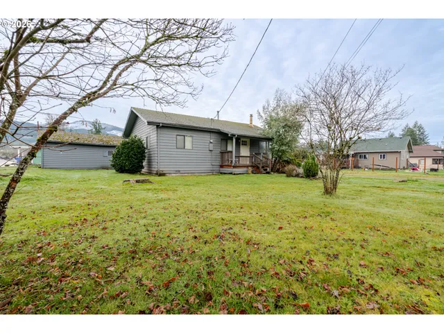 a view of a house with a yard