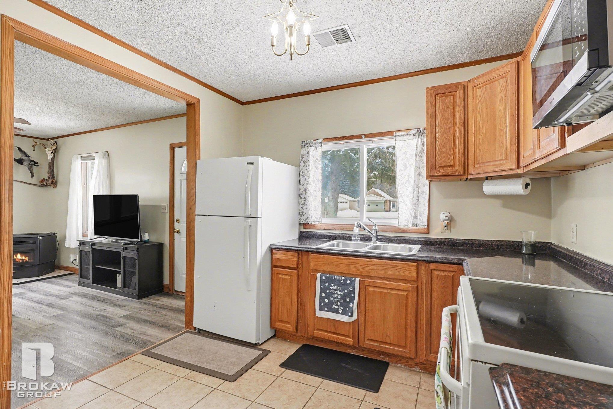 1084 Midland Road Bay City, MI 48706 - Photo 6 of 17 Gallery Image 6