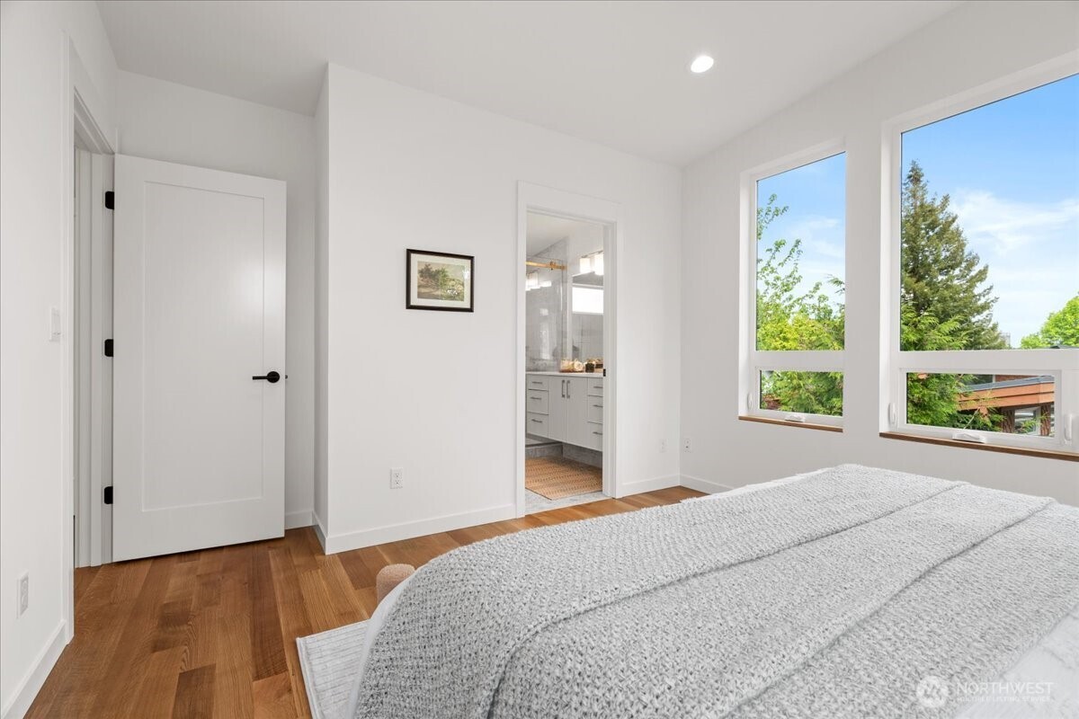 4120 Burke Avenue North Seattle, WA 98103 - Photo 14 of 27