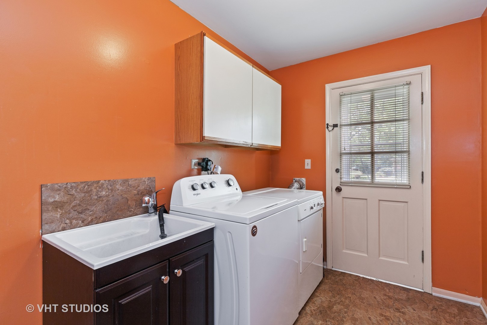 886 Fair Way Libertyville, IL 60048 - Photo 15 of 17 a utility room with dryer and washer