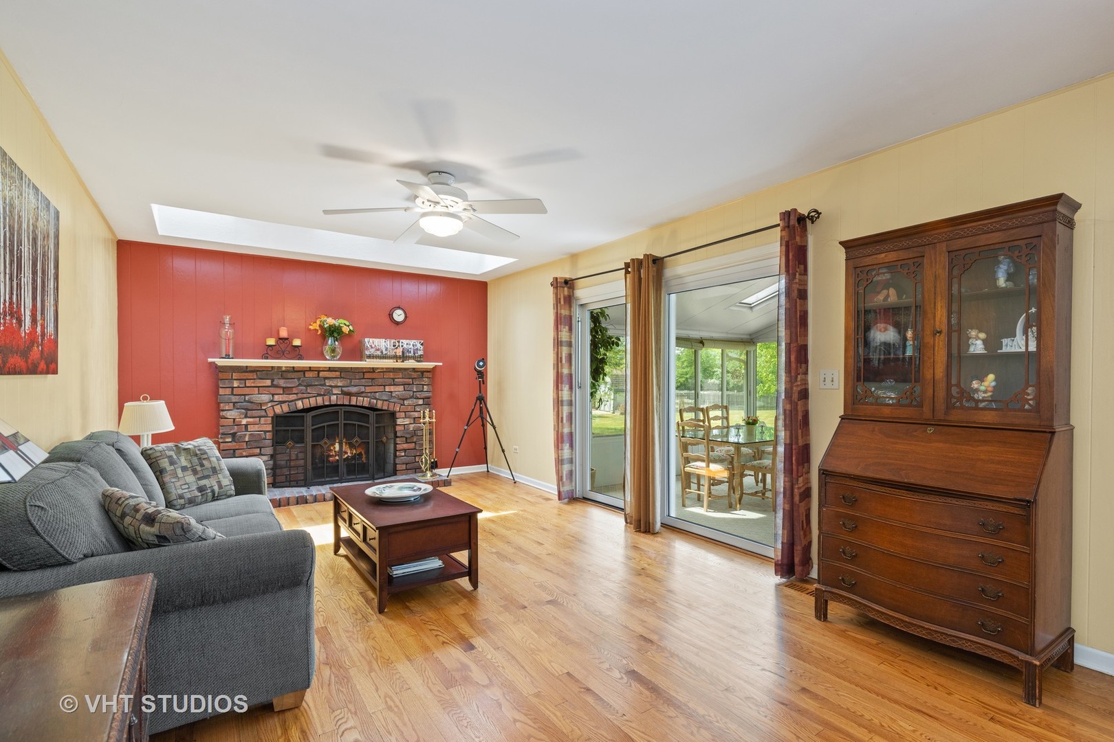 886 Fair Way Libertyville, IL 60048 - Photo 6 of 17 a living room with furniture and a fireplace