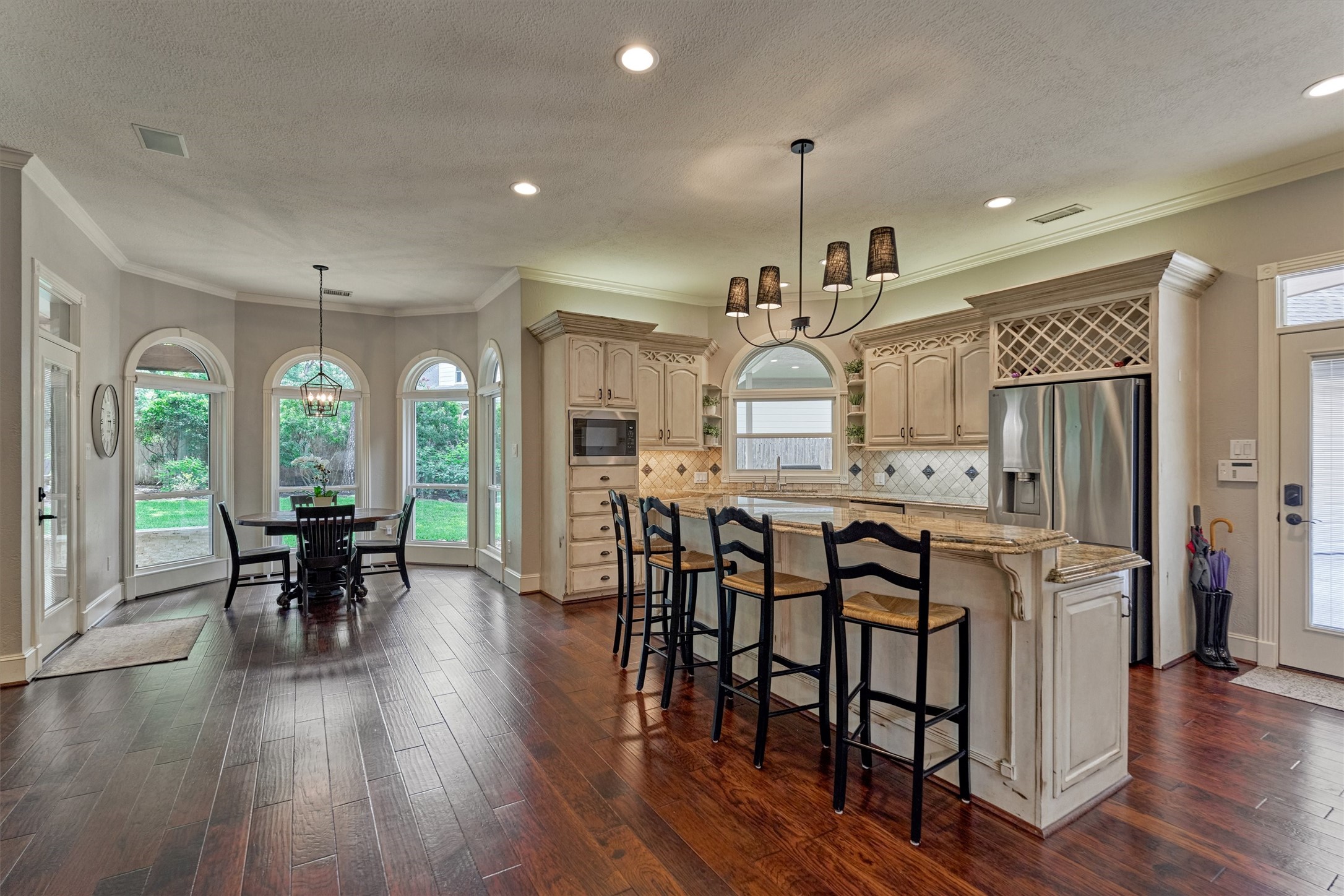 18 Treevine Court The Woodlands, TX 77381 - Photo 13 of 50 Enjoy seamless flow between the den, kitchen, and breakfast room.