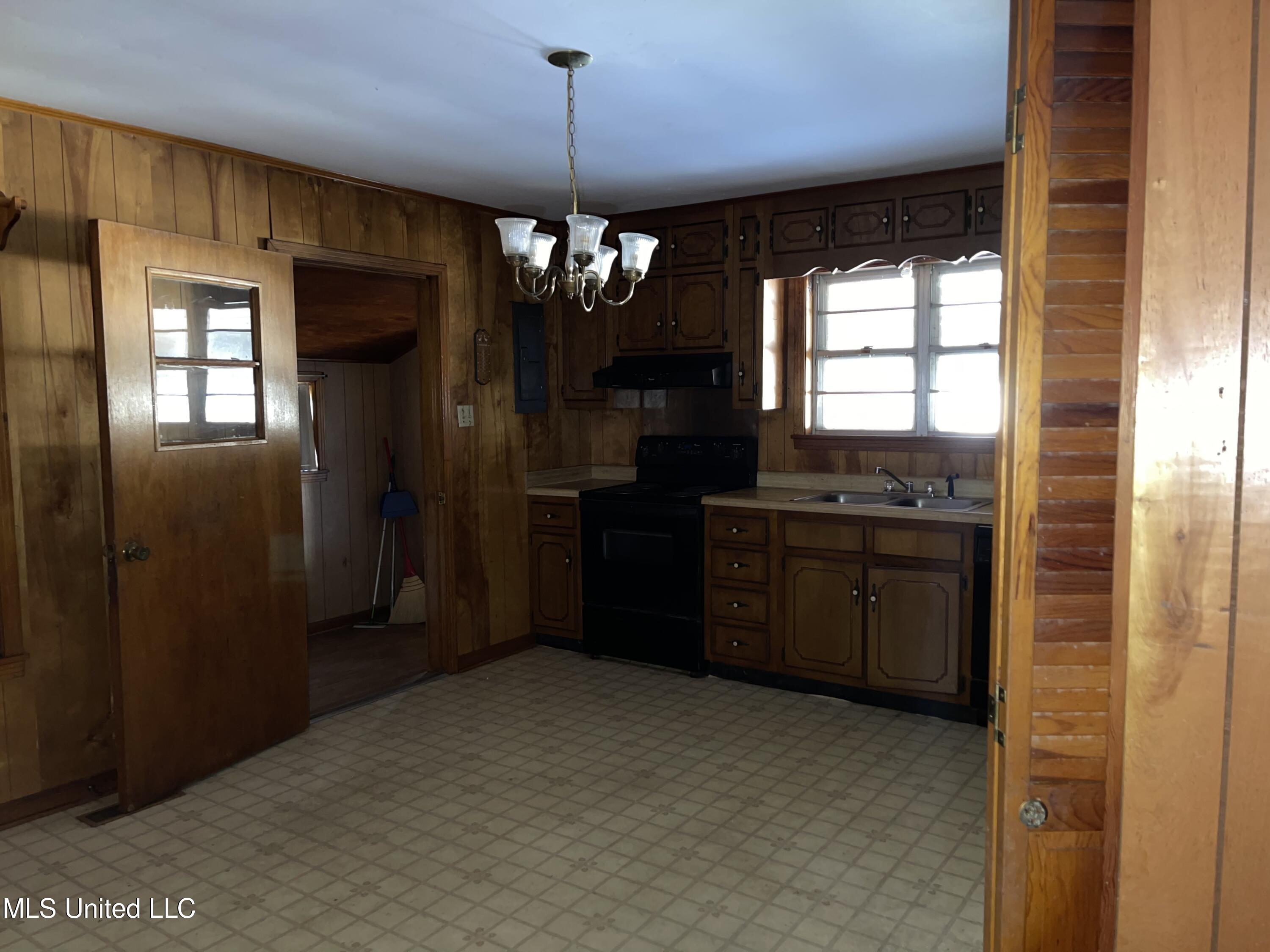 2127 Evansville Road Sarah, MS 38665 - Photo 13 of 28 733595CC-134E-4BD6-B850-AFB7B9C32123