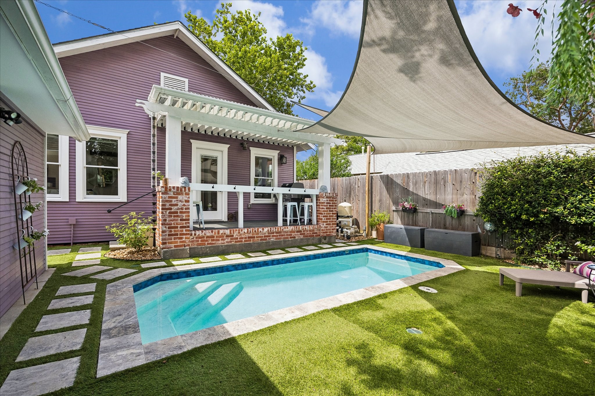 1019 East 14th Street Houston, TX 77009 - Photo 27 of 34 a view of a house with swimming pool and sitting area
