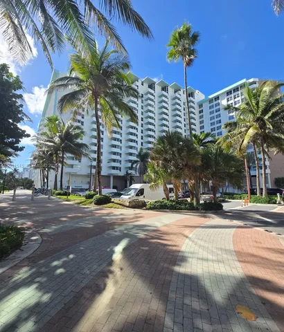 $1,950 | 2899 Collins Avenue, Unit 410, Miami Beach, FL 33140
