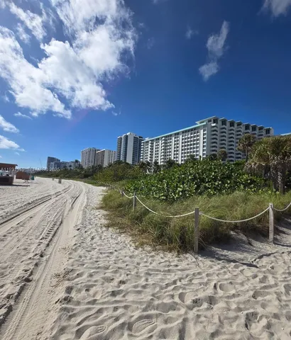 $1,950 | 2899 Collins Avenue, Unit 410, Miami Beach, FL 33140