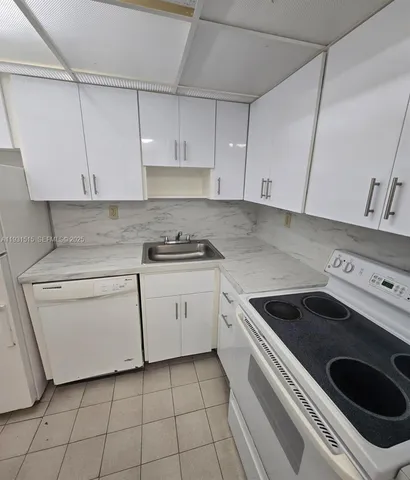 $1,950 | 2899 Collins Avenue, Unit 410, Miami Beach, FL 33140