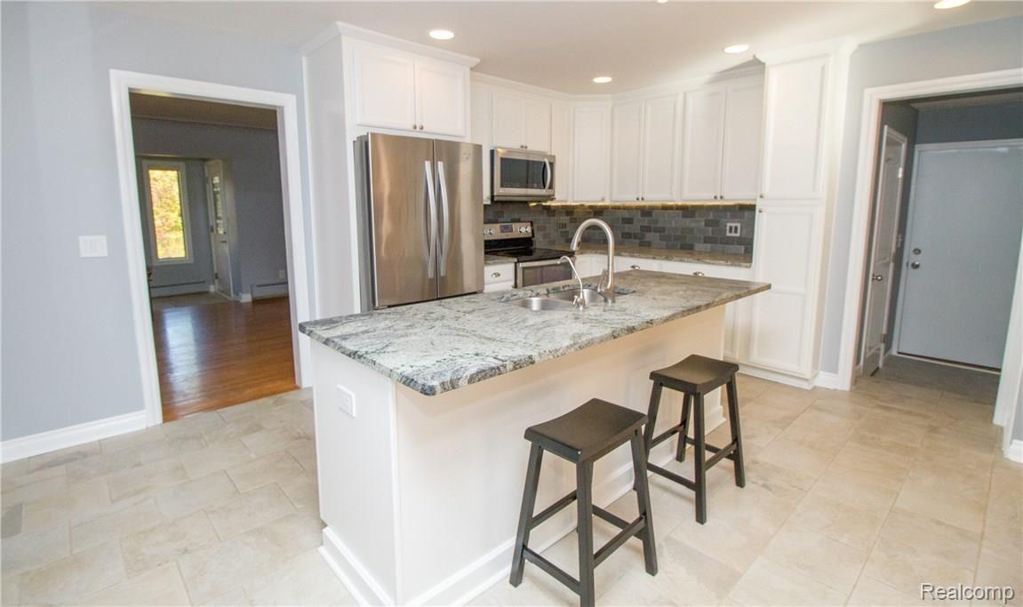 6889 Hubbard Road Clarkston, MI 48348 - Photo 7 of 36 06.jpg