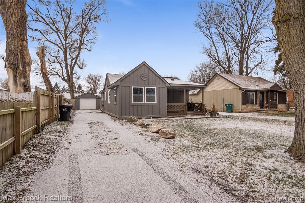 22025 Springbrook Avenue Farmington Hills, MI 48336 - Photo 4 of 24