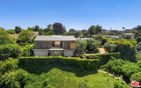 a house view with a outdoor space