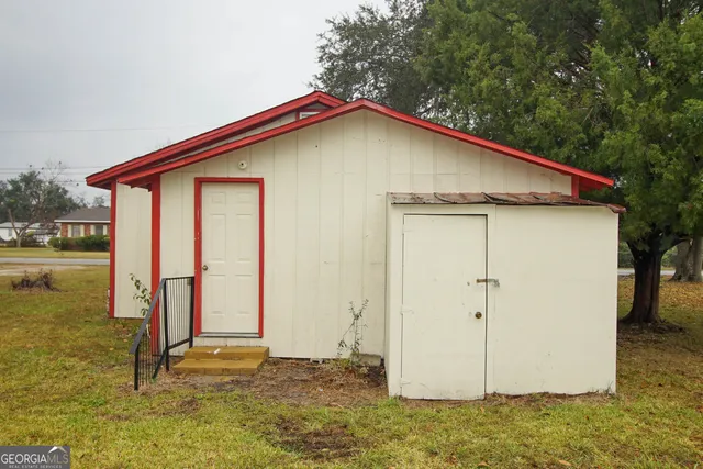 a view of a house with backyard