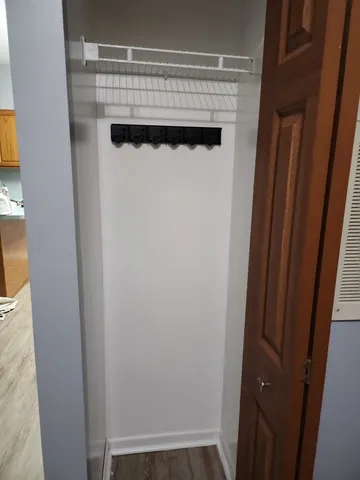 a view of a livingroom with furniture and a ceiling fan