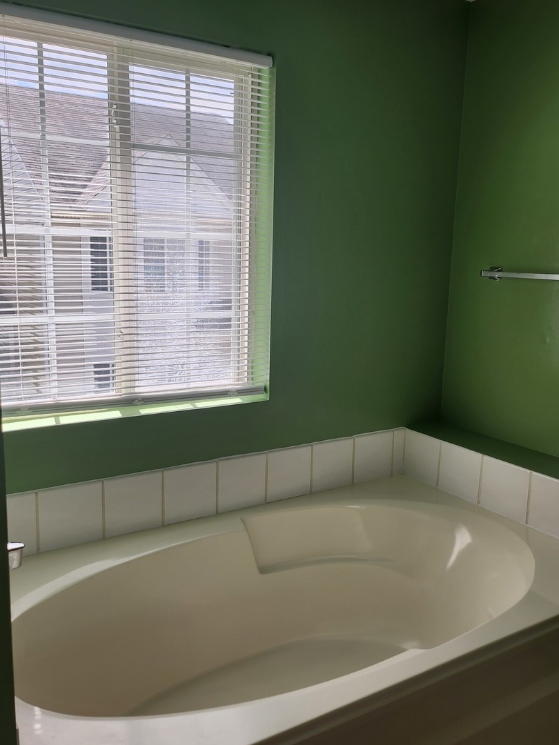 316 East Victoria Circle, Unit 316 North Aurora, IL 60542 - Photo 53 of 54 a view of a bathtub in a bathroom