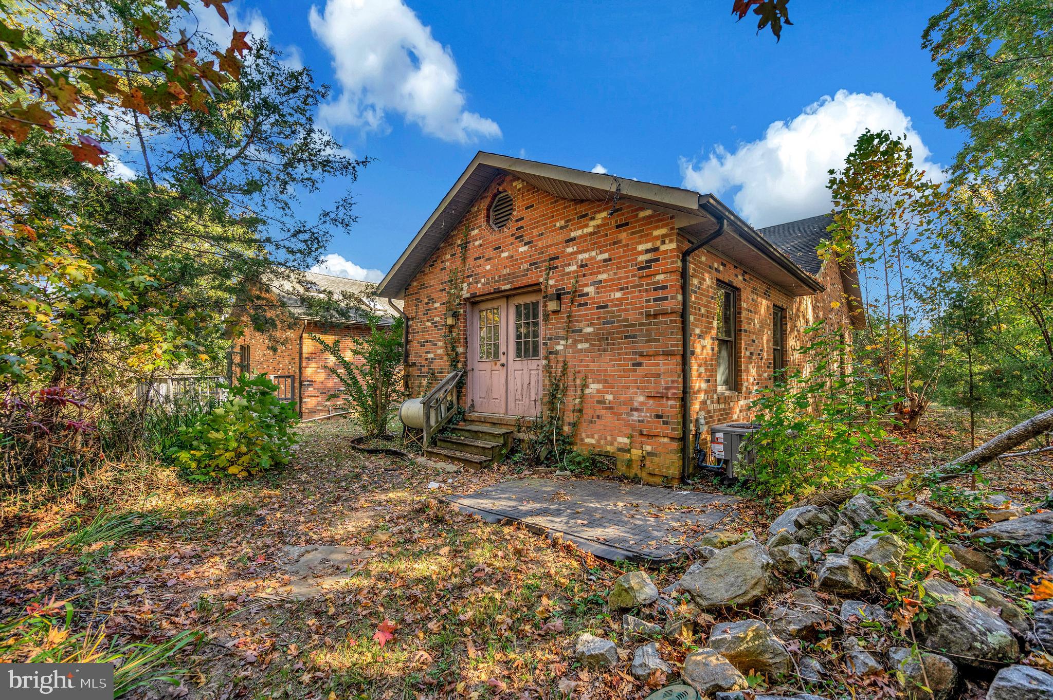 6709 Marye Road Spotsylvania, VA 22551 - Photo 5 of 73 a view of a house with a tree