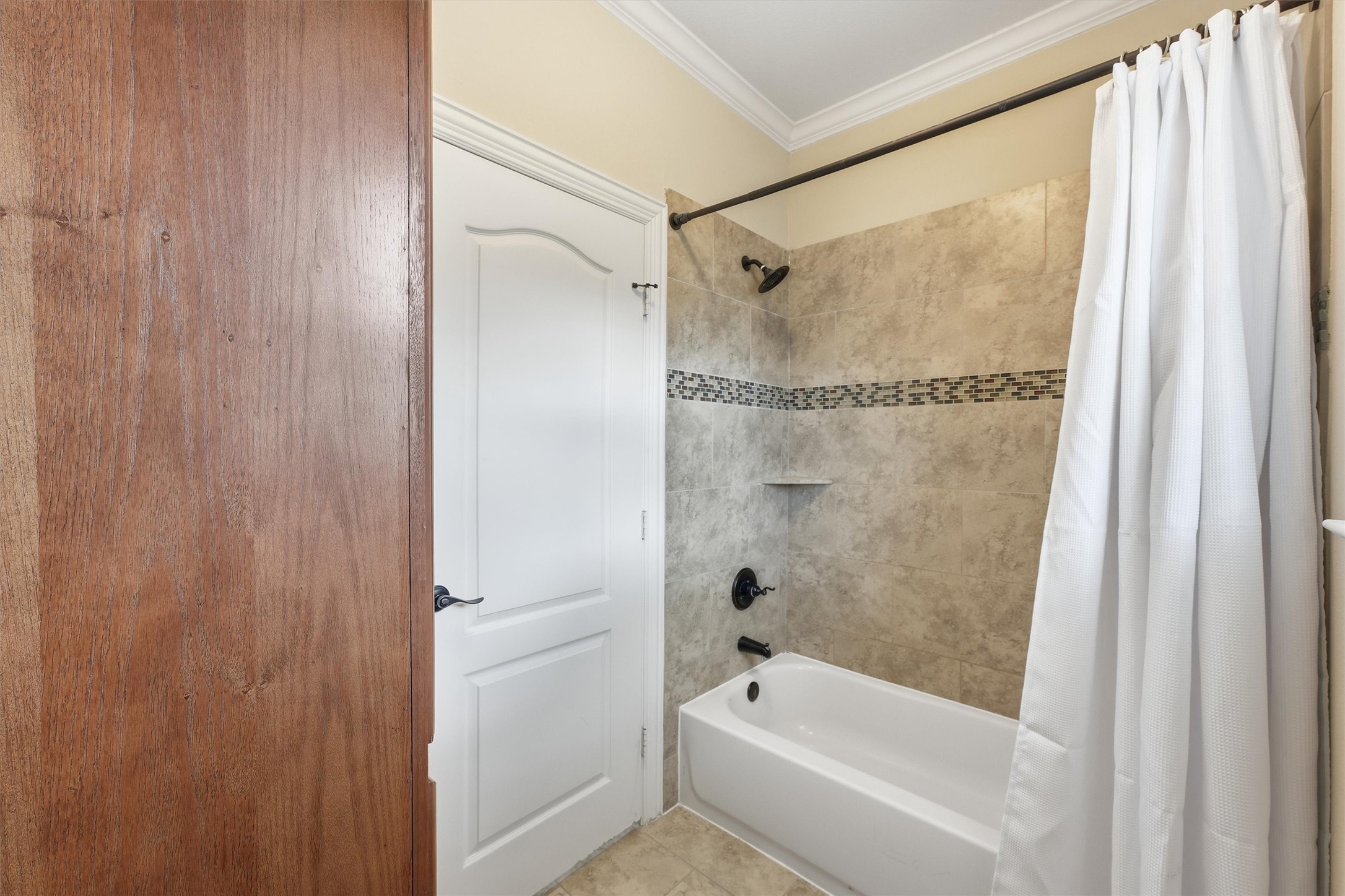 4810 Magnolia Bend Drive Rosharon, TX 77583 - Photo 26 of 40 Tub and shower combo with door to separate from the vanity area.
