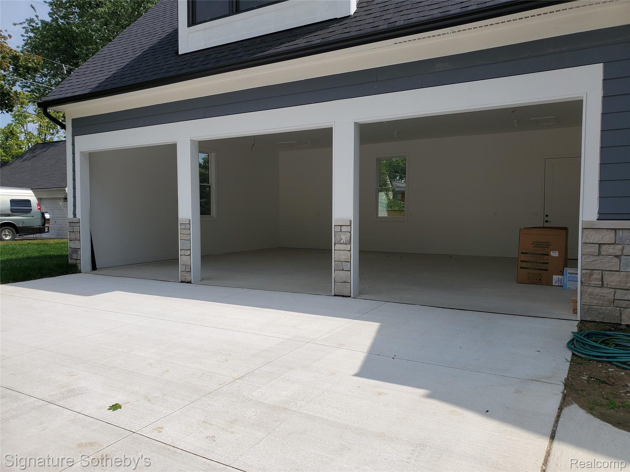 2323 Yorkshire Road Birmingham, MI 48009 - Photo 3 of 42 3 car garage