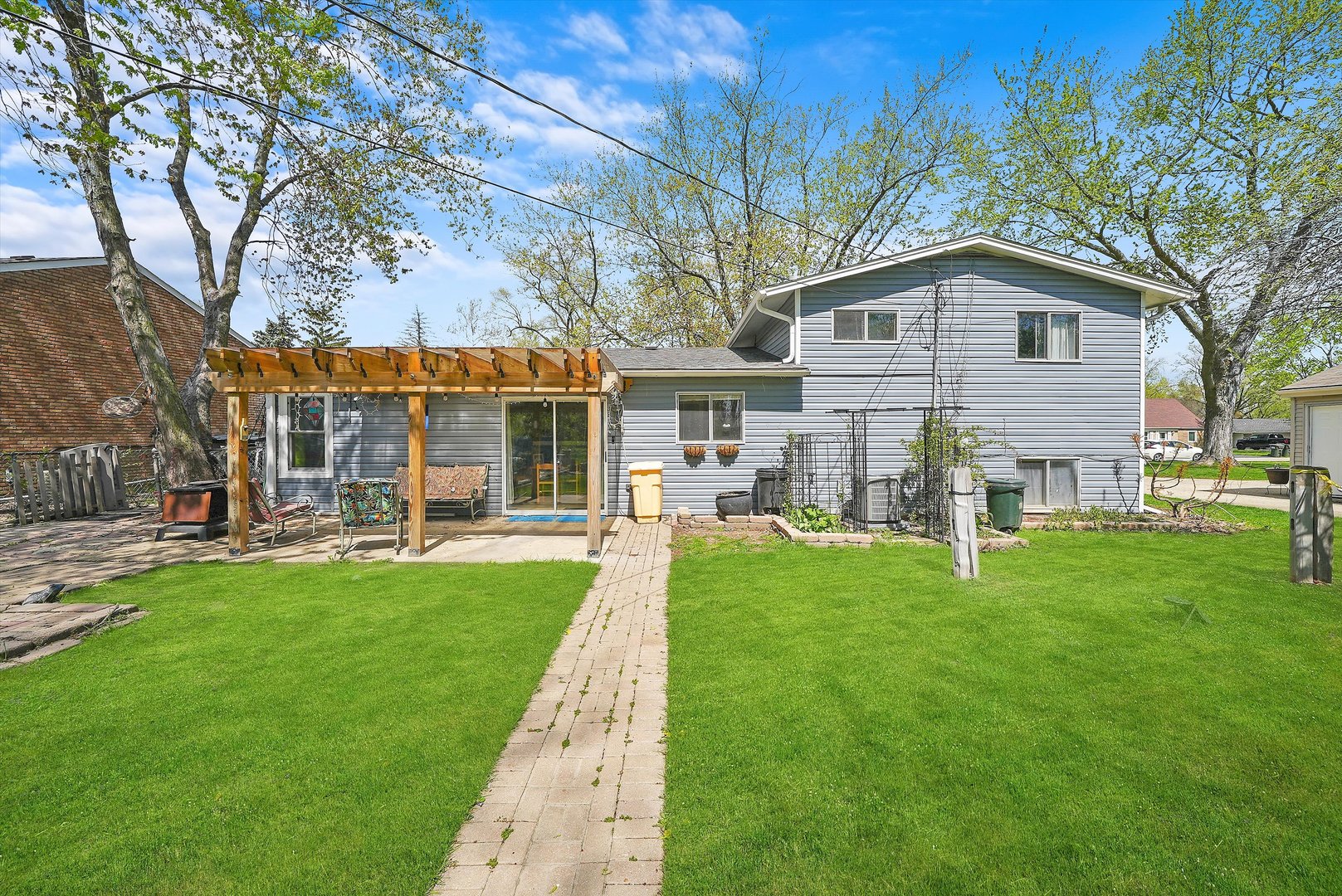 176 Oxford Road Bolingbrook, IL 60440 - Photo 31 of 43 a backyard of a house with table and chairs