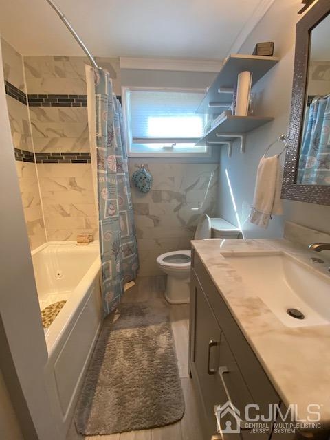 27 Longfield Road New Brunswick, NJ 08901 - Photo 7 of 19 a bathroom with a sink and a mirror