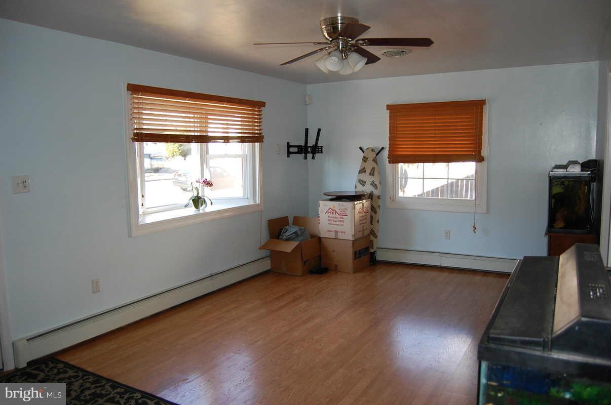 15215 Michigan Rd. Woodbridge, VA 22191 - Photo 20 of 28 Living Room