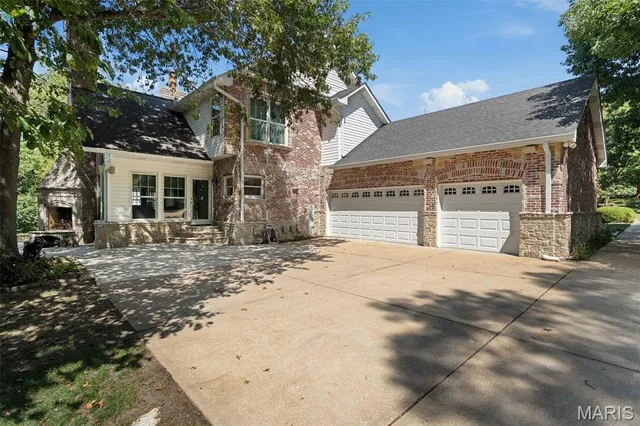 $1,525,000 | 10610 Deerpath Acres Court, St. Louis, MO 63128