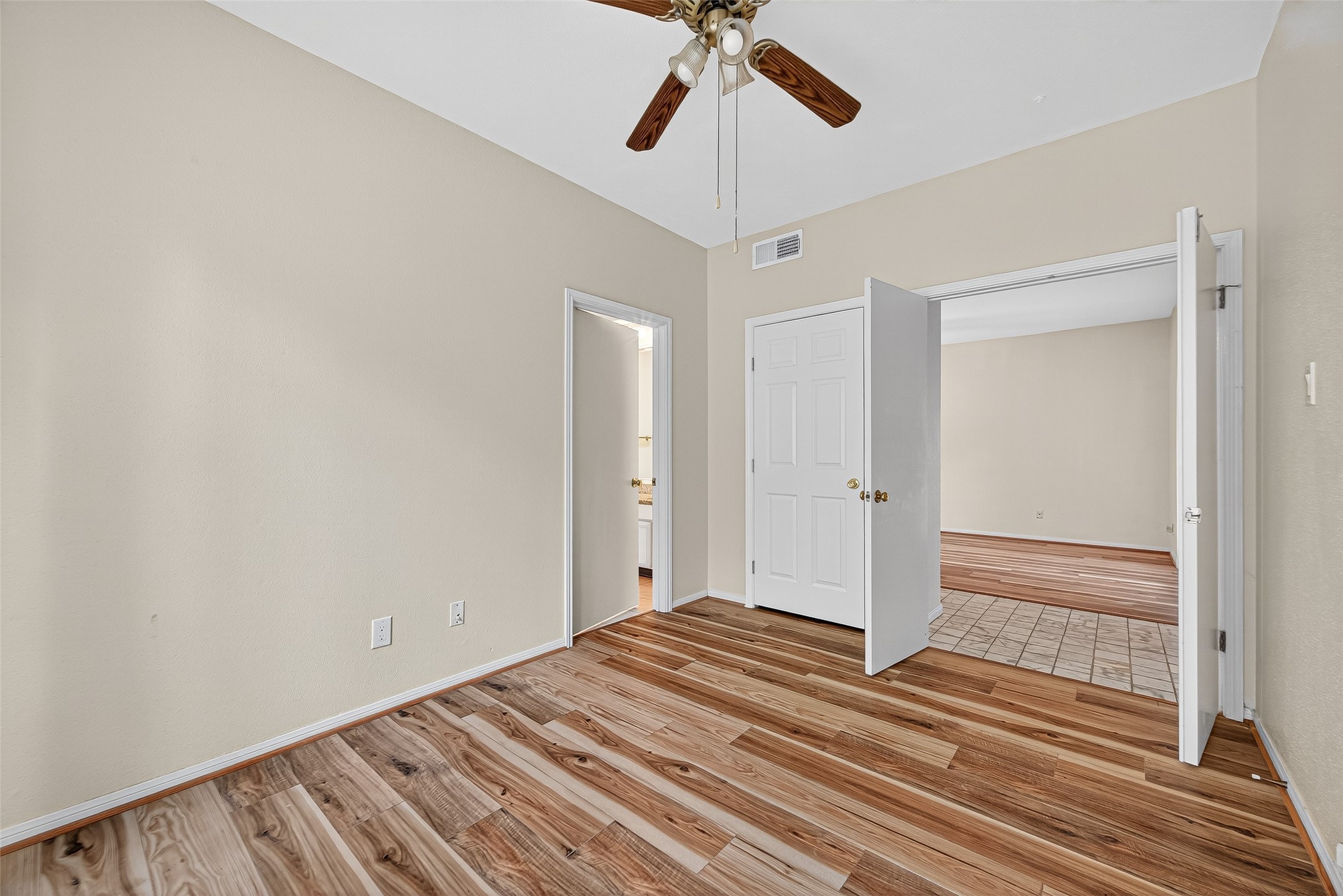 8055 Cambridge Street, Unit 89 Houston, TX 77054 - Photo 15 of 33 a view of a livingroom with wooden floor and ceiling fan